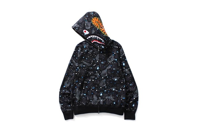 BAPE 推出全新升级「Space Camo」星空迷彩服 Shark Hoodie 卫衣，具备夜光效果~