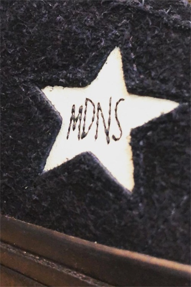 余文乐于 INS 上首先曝出 MADNESS x Converse 联乘 One Star 鞋款，Coming soon