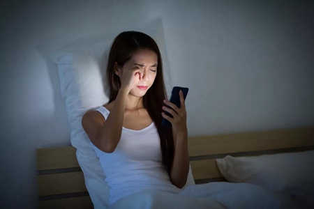 睡觉时手机放在旁边有什么危害？手机辐射危害有多大