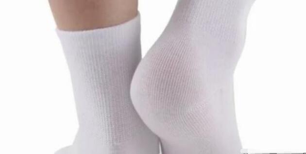 为什么有得男生喜爱穿白袜子？