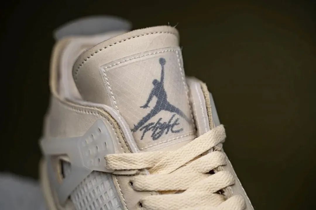 未出售的off white x AJ4就拍卖到18万美金，潮流圈的慈悲行为大赏_潮牌鞋都去哪里买